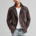 Giacca casual retrò da uomo marrone a doppio petto indossata da un modello serio - Taglia S / Top / Marrone