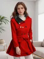 Primer plano de un abrigo de lana roja con cuello de piel gris y dobladillo acampanado - S / Tops / Talla UE / Rojo