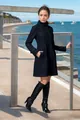 Eleganter schwarzer mittellanger zweireihiger Wollmantel für Damen in einer Außenszene - Schwarz