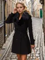 Vista dettagliata del cappotto di lana nero da donna con collo in finta pelliccia - Taglia S / Top / Nero