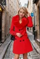 Vista dettagliata del cappotto invernale rosso da donna con ampio collo di pelliccia - Taglia S / Top / Rosso