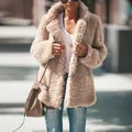 Primo piano di un elegante cappotto teddy in pelliccia sintetica beige con colletto a rever - XL / Top / Kaki