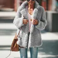 Dettaglio di un cappotto teddy grigio in pelliccia sintetica con texture morbida - Taglia S / Top / Grigio chiaro