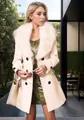 Dettaglio lifestyle di un cappotto di lana bianco sporco con lussuoso collo in pelliccia. - Taglia S / Top / Bianco