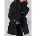 Détail d'un manteau en laine noir ample pour femme avec bouton de manchette - Noir