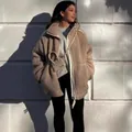 Detailweergave van een gezellig beige oversized fleecejack gedragen door een model buiten - S / Tops / Hoogwaardige Koffie