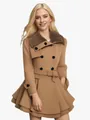 Elegante abrigo de lana color camello con cuello de piel sintética y dobladillo acampanado cruzado - S / Tops / Talla UE / Camel
