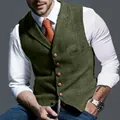 Primer plano del chaleco de tweed a cuadros verde oliva con botones marrones de botonadura simple. - S / Tops / Verde Militar