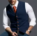 Elegante chaleco de hombre entallado de cuadros azul oscuro con botones de madera fina - S / Tops / Azul