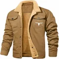 Dettaglio giacca utilitaria invernale da uomo con calda fodera in sherpa e tasche - Taglia S / Top / Caffè (Logo Testa di Toro)