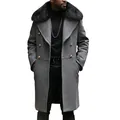 Detalle de abrigo de lana gris para hombre con cuello de piel negra y botones dorados - S / Tops / Gris oscuro