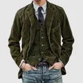 Detailansicht eines olivgrünen Cordanzugs für Herren mit Weste im britischen Stil. - S / Oberteil (K78) / Armeegrün