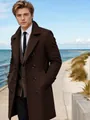 Dettaglio di un cappotto di lana marrone a doppiopetto indossato da un modello. - Marrone scuro
