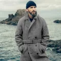 Vue détaillée d'un manteau en laine pour homme à double boutonnage et motif chevrons - S / Hauts / Carreaux Gris