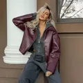 Détail d'une veste de motard vintage chic en similicuir bordeaux pour femmes. - S / Hauts / Bordeaux