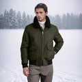 Chaqueta de lana verde para hombre con cuello de piel negra en un paisaje nevado - M / Parte Superior (N37) / Verde Militar