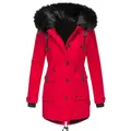Vue de face d'une parka d'hiver rouge avec capuche en fausse fourrure noire et poches - Rouge