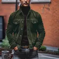 Gros plan montrant la texture épaisse d'une veste en velours côtelé vert pour hommes - Vert Militaire
