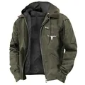 Detail van olijfgroene herenjas met capuchon, fleecevoering en print van stierenkop - S / Tops / Groen (Stierkop Logo Stijl)