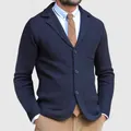 Primer plano de una americana de punto azul marino para hombre, corte entallado. - Azul marino