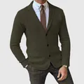 Detalle de chaqueta blazer de punto verde oliva para hombre con estilo casual formal - Verde Militar