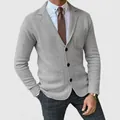 Detalle de un blazer de punto gris de corte entallado para hombre con tres botones - Gris claro