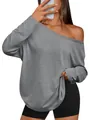 Gros plan sur un t-shirt gris pour femme à manches longues et épaule dénudée, texture chinée - Gris