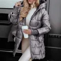 Metallgraue mittellange Steppjacke mit Kapuze für Damen, stylisch gesteppt - S / Oberteile / Grau