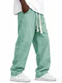Detalle de los pantalones de lino verde menta para hombre con cordón y corte holgado. - Verde