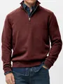 Detailaufnahme eines weinroten Herren-Sweatshirts mit halbem Reißverschluss und Stehkragen - Rostrot