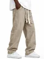 Detalle de la textura del pantalón de lino beige de corte recto para hombre - Caqui