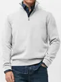 Detail eines hellgrauen Herren-Sweatshirts mit halbem Reißverschluss und Stehkragen - Weiß
