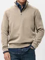 Nahaufnahme eines Herren Khaki-Sweatshirts mit halbem Reißverschluss und Stehkragen - Aprikose