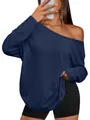 Détail d'un haut bleu à manches longues et épaule dénudée pour femme, coupe décontractée. - Bleu marine