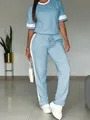 Dettaglio tuta casual da donna due pezzi con pantaloni con strisce laterali e t-shirt - Taglia S / Top E Pantaloni / Blu