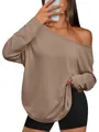 Nahaufnahme eines Damen-T-Shirts mit einer Schulter frei und weiten langen Ärmeln in Braun. - S / Oberteile / Khaki