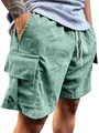 Primo piano di pantaloncini cargo da uomo in velluto verde con tasche e vita con coulisse - Taglia S / Pantaloni e gonne / Verde