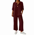 Vue d'ensemble d'un ensemble deux pièces bordeaux pour femme avec col en V et pantalon - Bordeaux