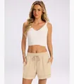 Dettaglio degli shorts estivi da donna con vita elastica a coulisse e cuciture a contrasto - Albicocca