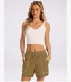 Dettaglio degli shorts casual da donna con cuciture a contrasto e coulisse in vita - Verde oliva