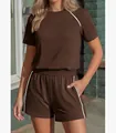 Modello che indossa un set casual marrone a due pezzi con piping bianco e pantaloncini - Caffè