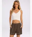 Dettaglio di pantaloncini marroni casual da donna con cuciture a contrasto e coulisse. - Caffè