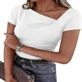 Gros plan d'un t-shirt blanc ajusté avec une encolure asymétrique et détails plissés - S / Hauts / Blanc