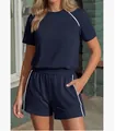 Vista dettagliata di un completo casual blu scuro da donna con eleganti strisce bianche - Blu navy
