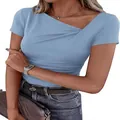 Vue détaillée du t-shirt bleu ciel à col asymétrique avec des détails plissés. - Bleu clair