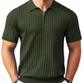 Nahaufnahme eines olivgrünen Strick-Poloshirts mit stilvollem Reißverschlusskragen - S / Oberteile / Armeegrün