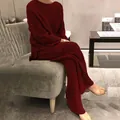 Elegante completo due pezzi da donna in maglia a coste bordeaux con pantaloni larghi - Borgogna