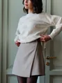 Vue détaillée de la jupe trapèze montrant le design irrégulier fendu à la taille - S / Bas / Gris Argent