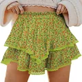 Nahaufnahme des grünen Boho-Minirocks mit floralem Muster, Stufenlagen und Spitzenkante. - S / Unterteile / Grünes Blumenmuster