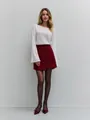 Mini-jupe portefeuille rouge à taille haute stylisée avec un pull blanc et des collants noirs - S / Bas / Bordeaux